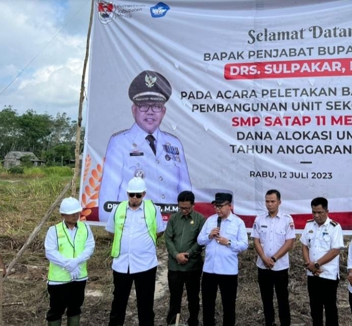 Bupati Mesuji Didampingi Kadis Pendidikan Melakukan Peletakan Batu Pertama SMP Satap 11 Mesuji