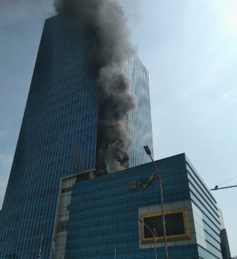 Gedung K-Link di Gatot Subroto Terbakar