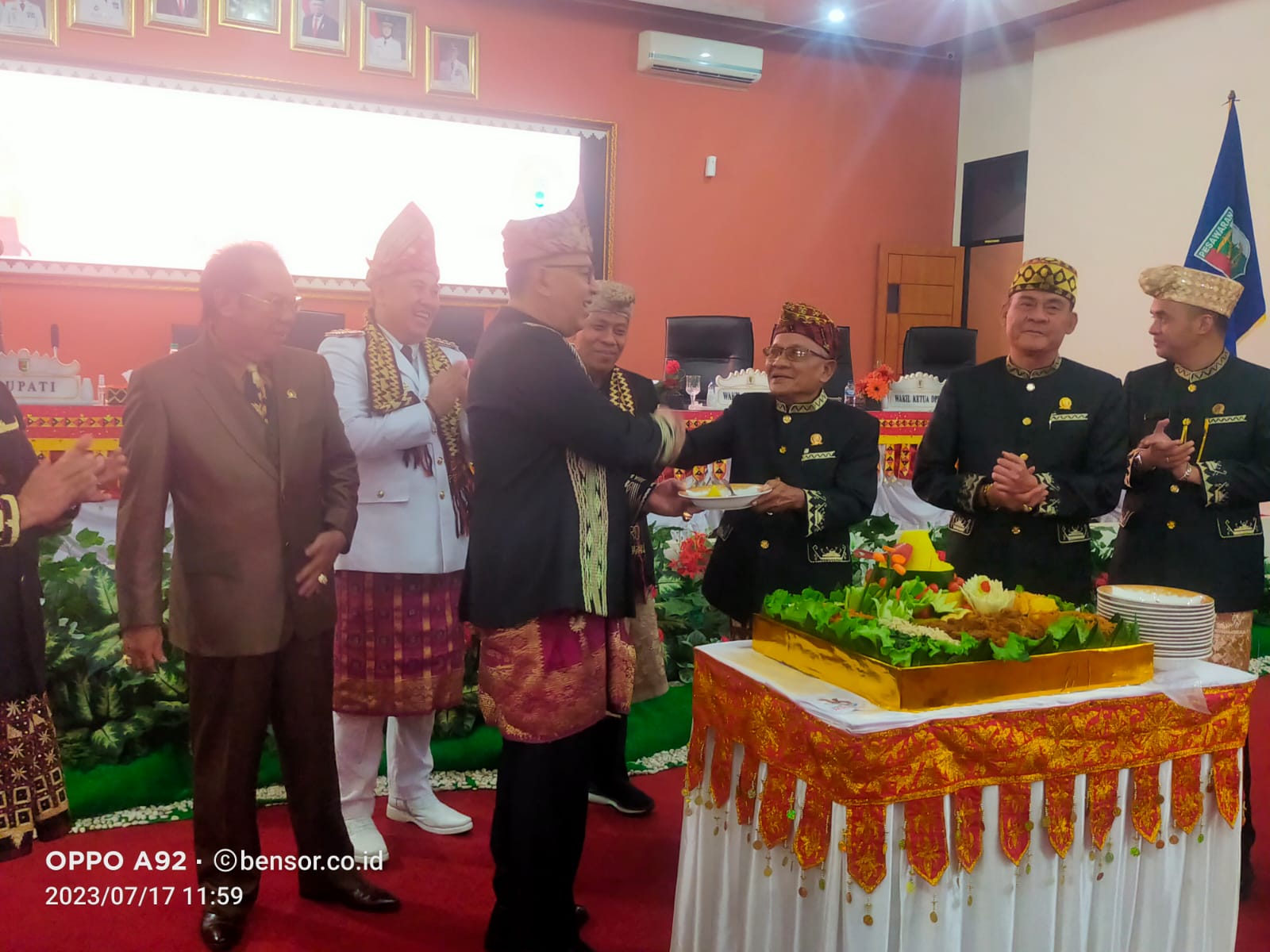 Ucapan dan Pesan Dendi pada HUT ke-16 Pesawaran, Alzier Terima Tumpeng Pertama