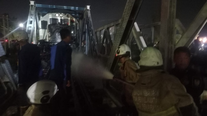 KA Brantas Terjang Truk Trailer di Perlintasan Madukoro Semarang hingga Terbakar, 10 Perjalanan Kereta Tertahan