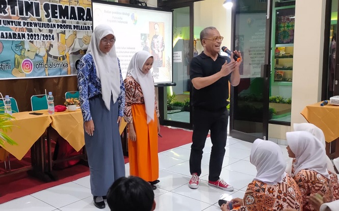 Berbagi Ilmu Busana kepada Siswa SMK Ibu Kartini, Samuel Wattimena: Jangan Pilih Kain Dipadankan dengan Warna Kulit Tangan