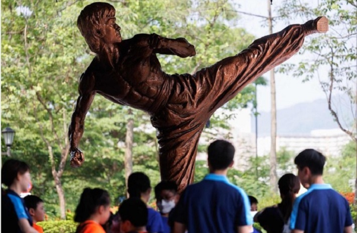 Serbu Hong Kong Peringati 50 Tahun Kematian Bruce Lee, Penggemar: Tubuh dan Sosoknya Sangat Misterius