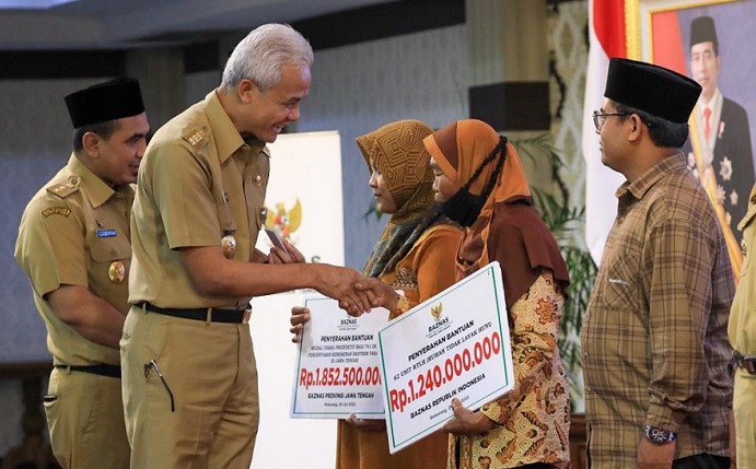 Ganjar Serahkan Bantuan Modal Usaha Produktif dari Baznas kepada 741 Warga Miskin