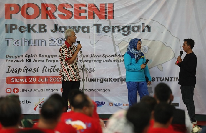 Ganjar Larang Sekolah Negeri di Jateng Tahan Ijazah dengan Alasan Apa Pun