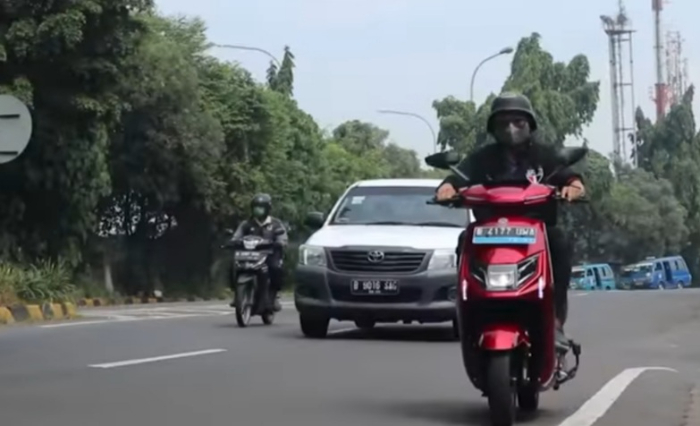 SPKLU Masih Langka, Berikut Tips Aman Berkendara Jarak Jauh dengan Menggunakan Motor Listrik Anda
