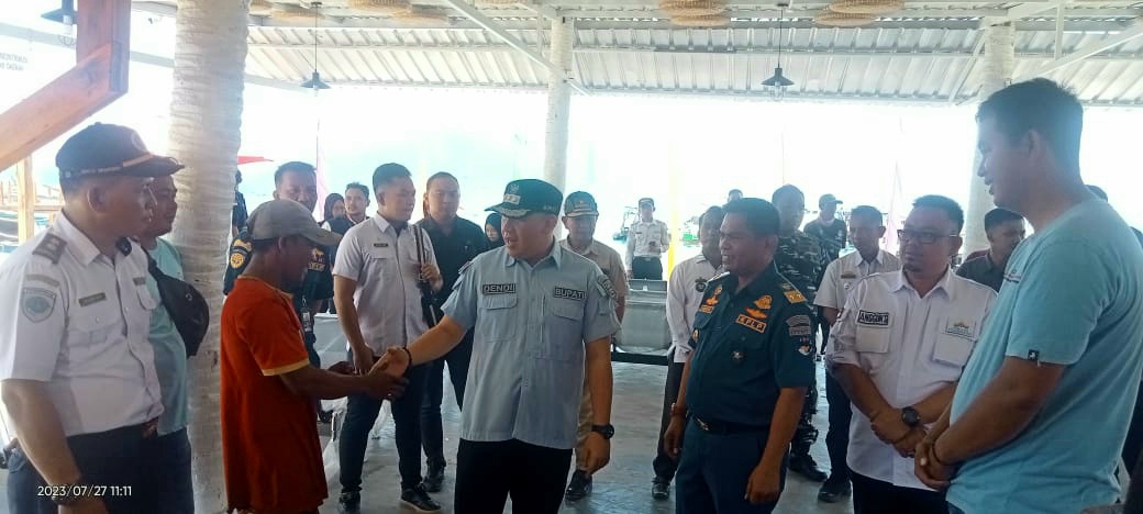 Bupati Dendi Ramadhona  turun langsung memastikan SOP kelayakkan kapal di Teluk Lampung