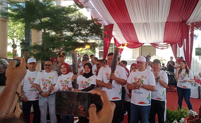 Dua Atlet Grobogan Bawa Obor Porprov yang Diambil dari Api Abadi Mrapen