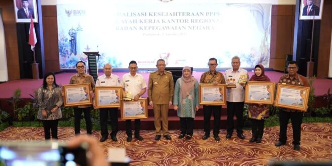 Wakili Gubernur Lampung, Sekdaprov Terima Penghargaan BKM Award 2023