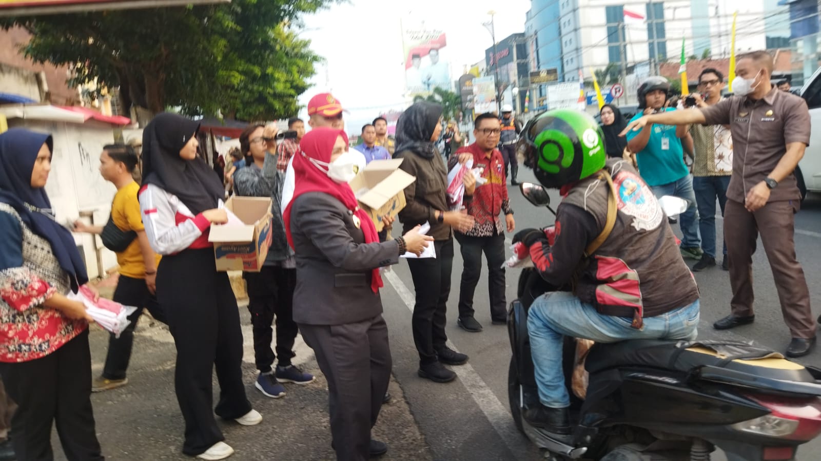 Wali Kota Eva Dwiana Bagikan 3800 Bendera Merah Putih di Tugu Adipura