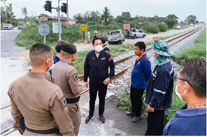 Kereta Tabrak Kendaraan Pick-Up, Delapan Orang Tewas