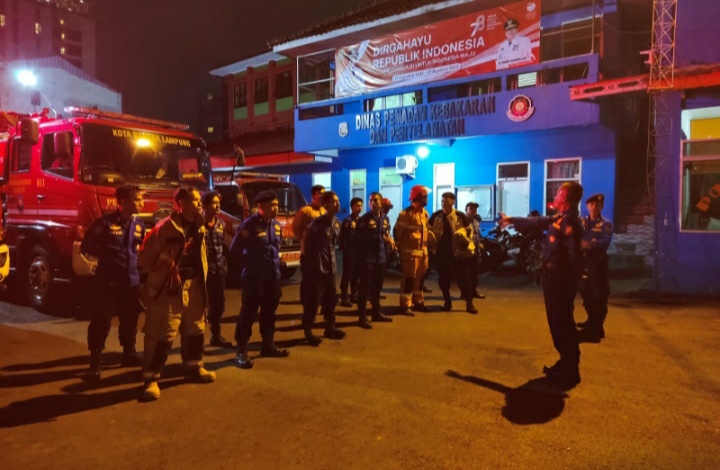 Bandarlampung Kerahkan 21 Petugas dan 10 Mobil Damkar Padamkan Kebakaran Pabrik Tomo di Metro