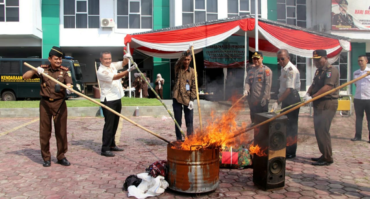 Kejari Pringsewu Musnahkan Barang Bukti 60 Perkara