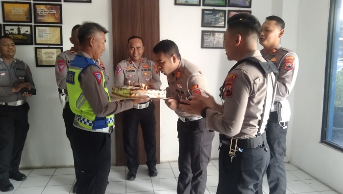 Momen Anggota Beri Kejutan Ulang Tahun ke Kasat Lantas, Gargarin Berharap Selalu Jadi Orang Beruntung