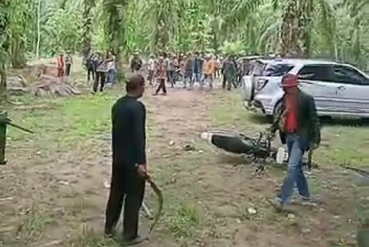 Saling Bacok dan Bakar Mobil, Warga dengan PT KCMU Pesibar