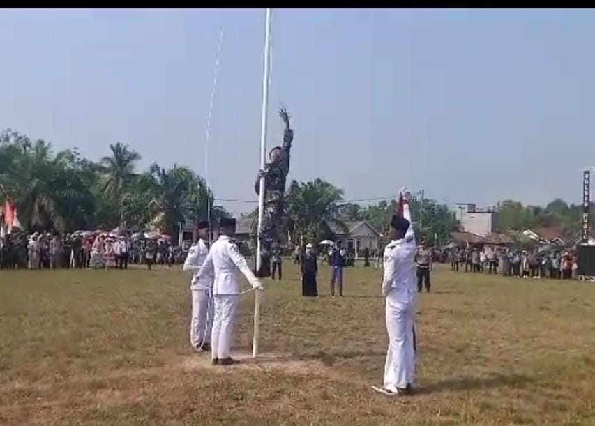 Dramatis, Sertu Ahmadi Naik Tiang Perbaiki Tali Putus saat HUT ke-78 RI di Mesuji Timur