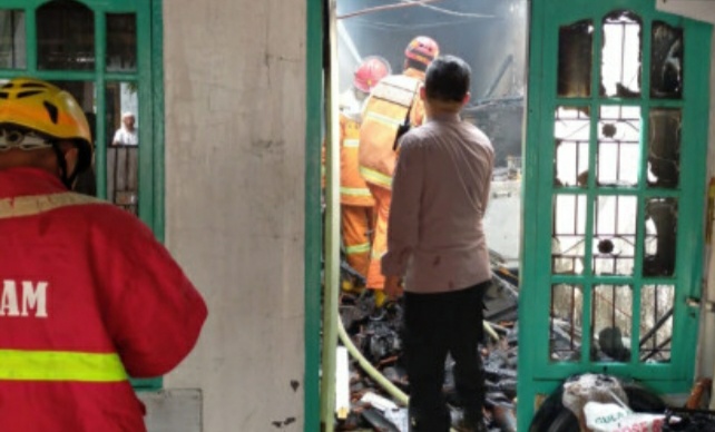 Libur ke Pantai, Rumah dan Motor Guru Ludes Terbakar di Beringinjaya