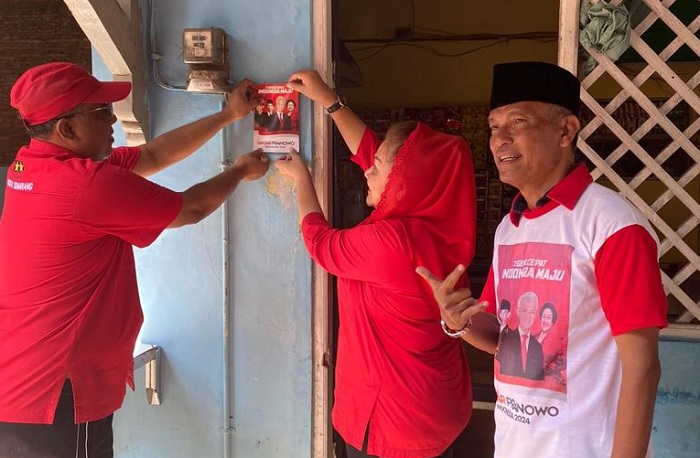 Laksanakan Instruksi DPP PDIP, Mbak Ita Tempel Stiker Capres Ganjar Pranowo ke Rumah Warga