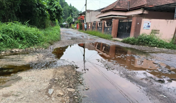Air Limbah Hitam dan Busuk TPA Bakung Luber ke Permukiman Warga