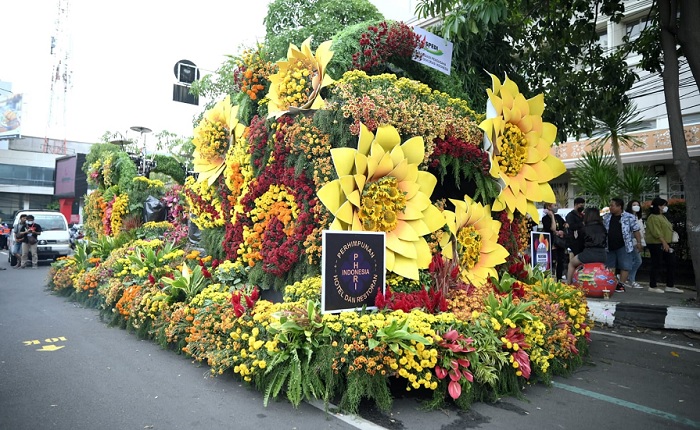 Bertabur Bunga Warna-Warni di Semarang Merdeka Flowers Festival 2023