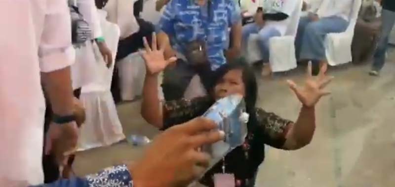 Seorang Wanita Siram Air Mineral ke Paspamres dan Lempar Sandal ke arah Kerumunan Presiden Jokowi 
