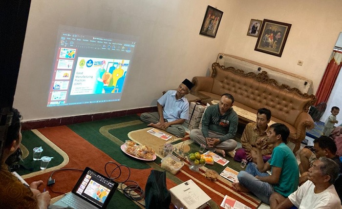 Tim PkM USM Sosialisasikan Good Manufacturing Practice di UD Mekar Semarang