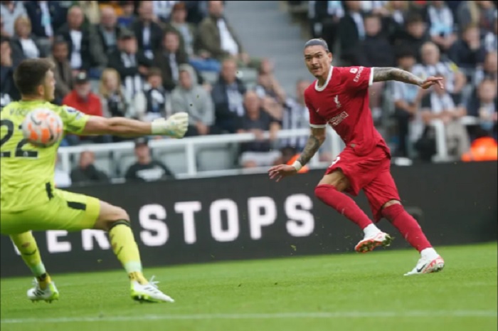 Dengan 10 Pemain, Liverpool Tekuk Newcastle 2-1 Lewat Dua Gol Nunez
