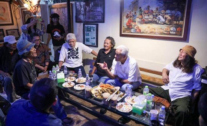 Ganjar Nongkrong Bareng Musisi Jalanan di Bulungan, Ini yang Diobrolkan