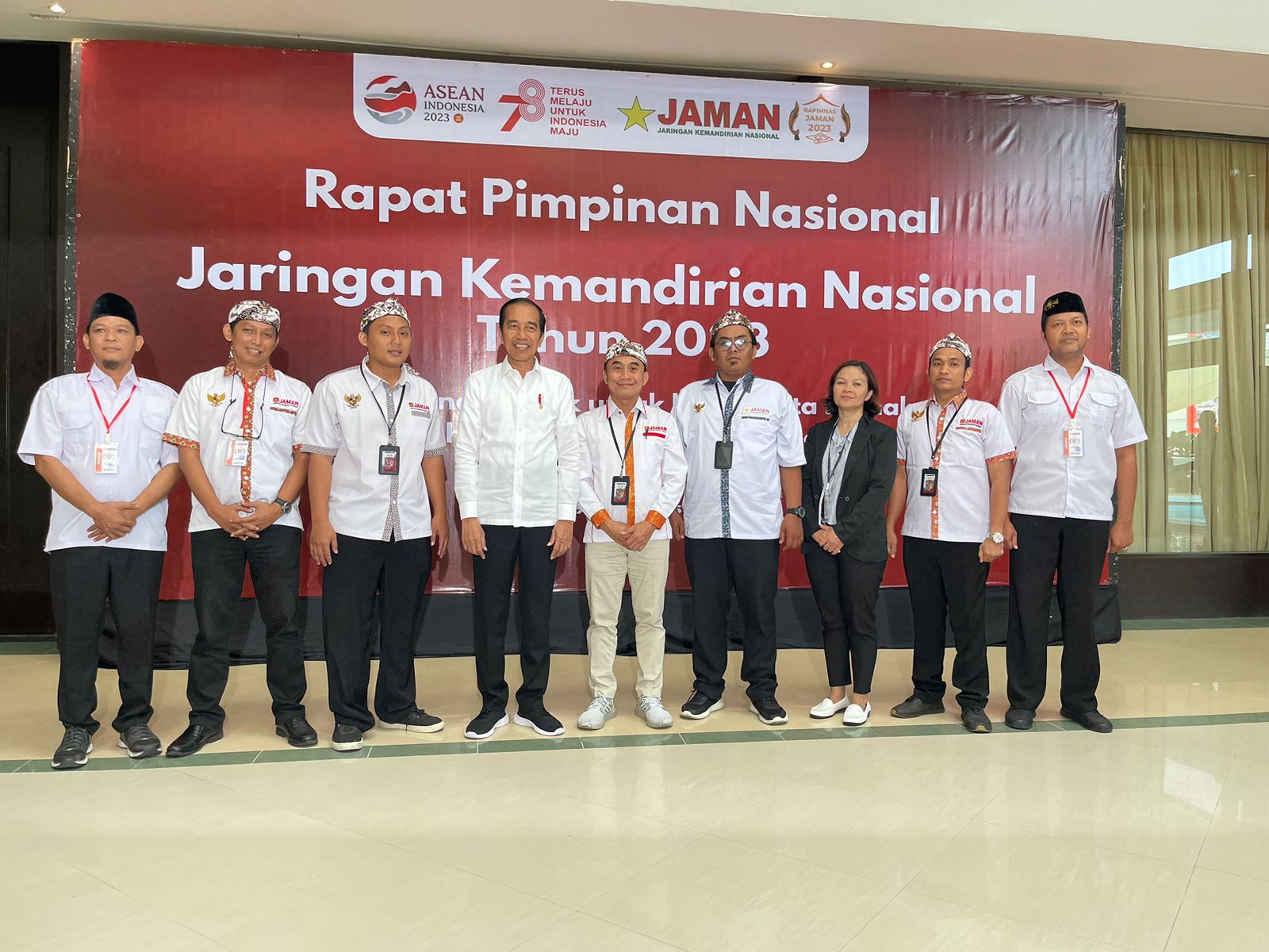 Jokowi Terima Bundel Aspirasi Ribuan Warga Perbatasan Hutan Lampung