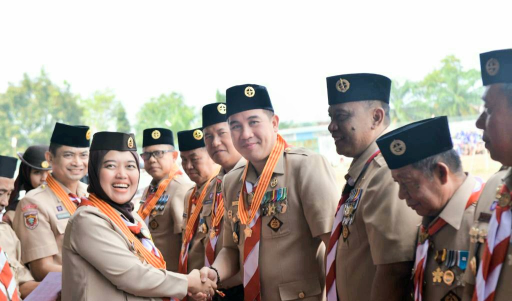 Wagub Nunik Sematkan Lencana Melati dari Kwarnas Gerakan Pramuka