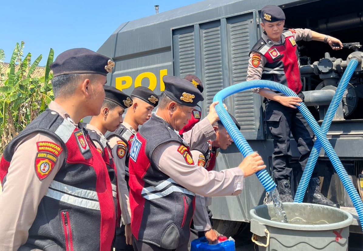 Polres Mesuji Bagikan Air Bersih Kepada Masyarakat yang Alami Kekeringan