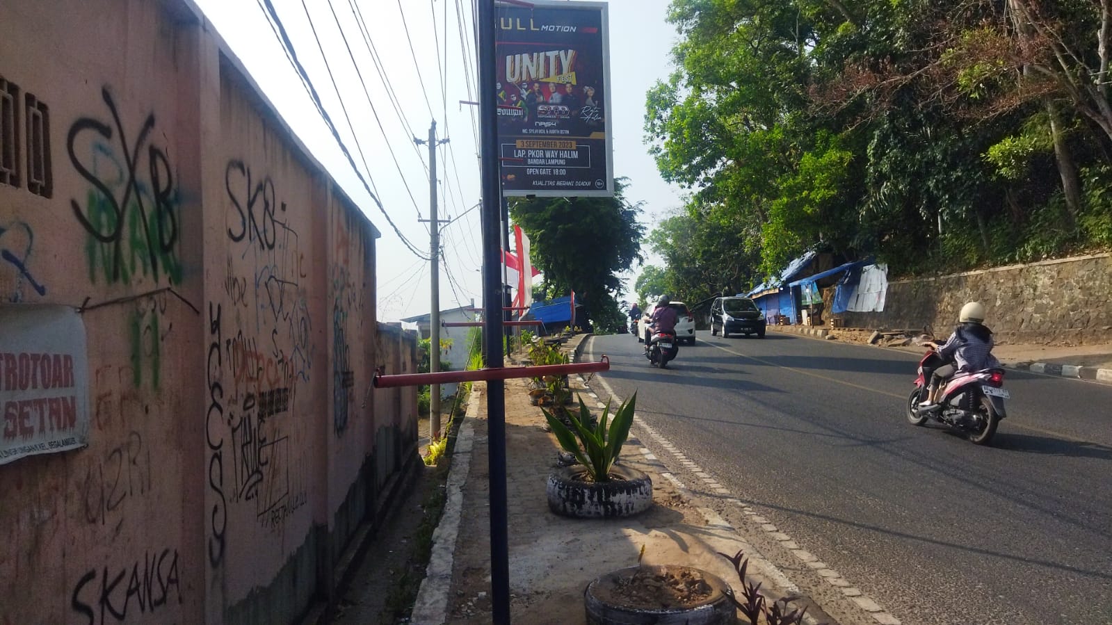 Reklame PT Dinamis Rampas Hak Pejalan Kaki di Trotoar Jl. Imam Bonjol
