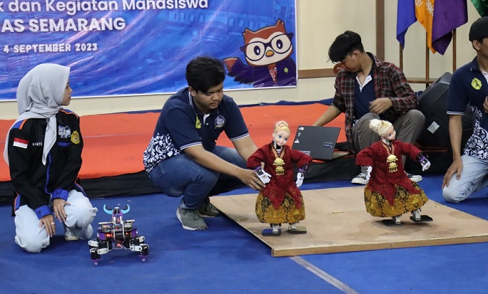 33 UKM USM Tampilkan Performa di Hadapan Mahasiswa Baru