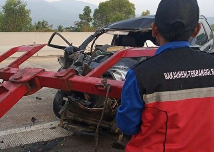 1 Tewas 3 Luka Akibat Mobil DPRD Pesibar Tabrak Pantat Truk di Tol