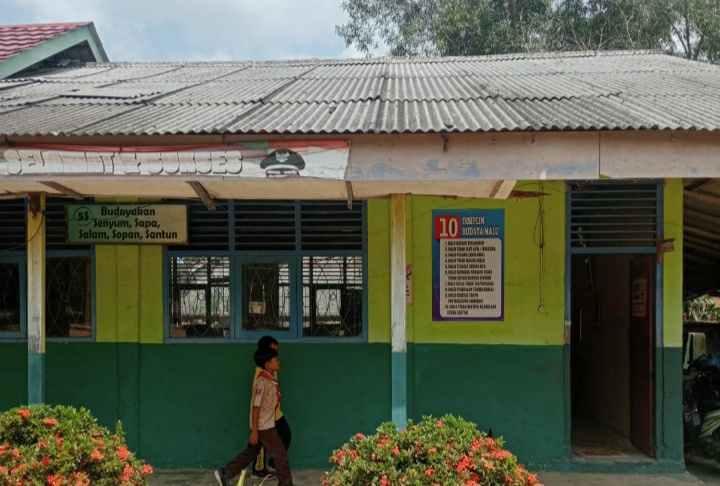 Rawan Ambruk, Kepsek dan Guru SDN 3 Labuhan Ratu 1 Ngungsi Setiap Hujan