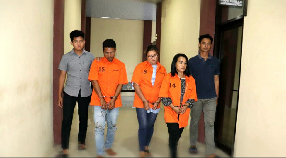 2 Ibu Rumah Tangga Bawa Mobil Ngutil Puluhan Baju di Pringsewu