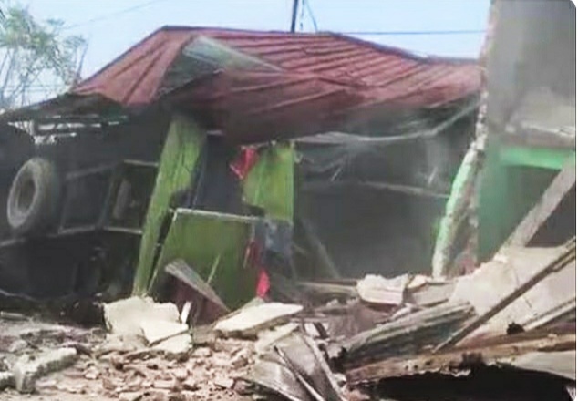Tronton Bawa Pupuk Bablas Jebol Rumah Warga Waylaga Panjang