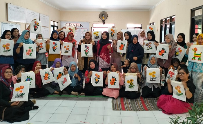 Berkreasi Melukis Tas, Cara Emak-emak di Bambankerep Hasilkan Cuan