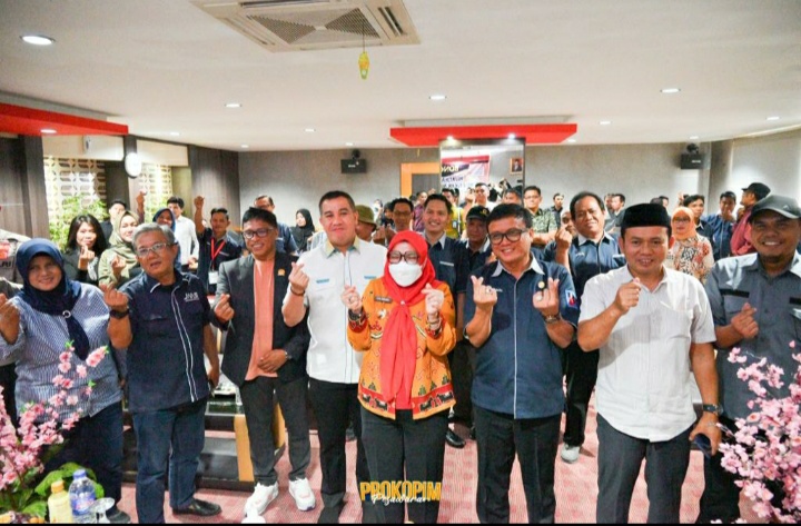 Bunda Eva Curhat Isu Perselingkuhan di Depan Para Jurnalis