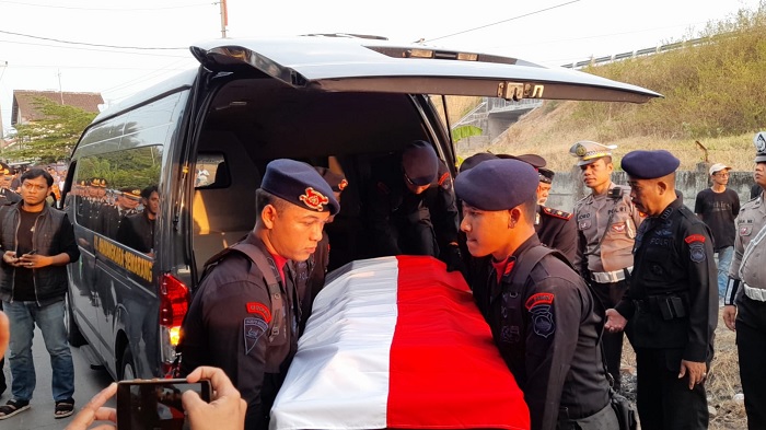Jenazah Brigpol Setyo Herlambang Dimakamkan di TPU Desa Sumberagung secara Kedinasan