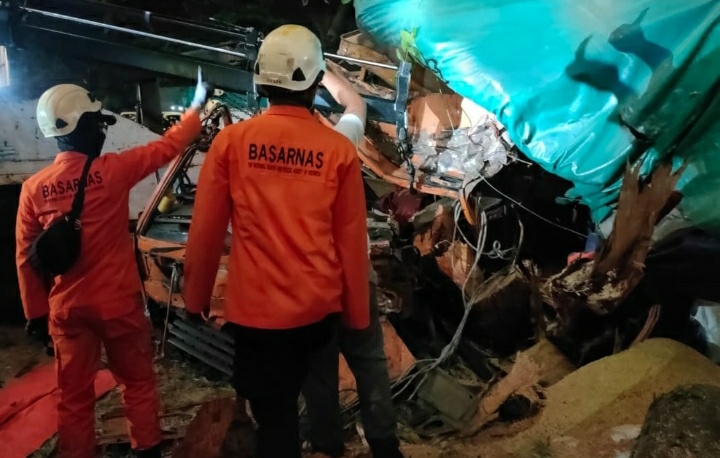 Kernet Tewas Terjepit, Truk Nyelonong Tabrak Pohon Dermaga 1 Bakauheni