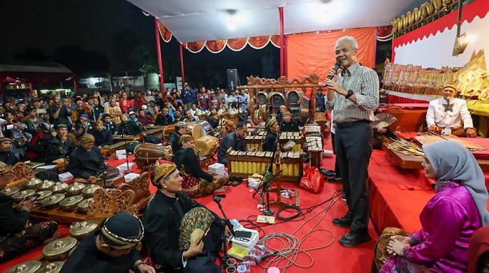 Berbaur Nonton Wayang Bareng, Ganjar Ajak Warga Jakarta Jaga Kerukunan