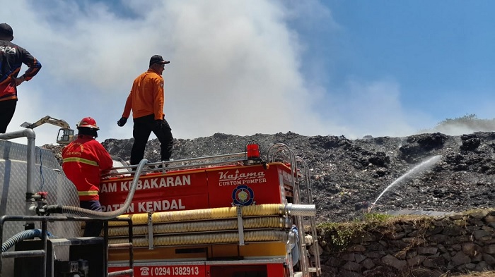 Kebakaran TPA Darupono Baru Terus Dipadamkan Mobil Damkar, Warga Keluhkan Asap Tebal