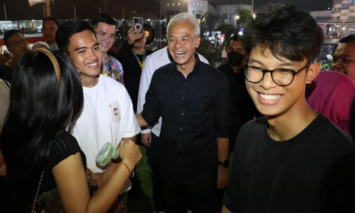 Bacapres Ganjar Pranowo bersama keluarga saat bertemu Kaesang Pangarep di pentas Sheila on 7