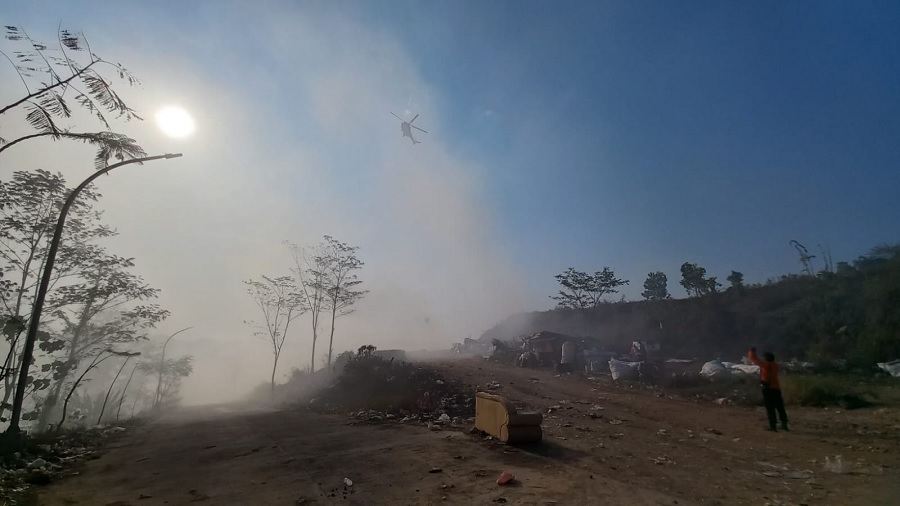 Tak Kunjung Padam, Helikopter Water Bombing Semprotkan Air di TPA Darupono Baru