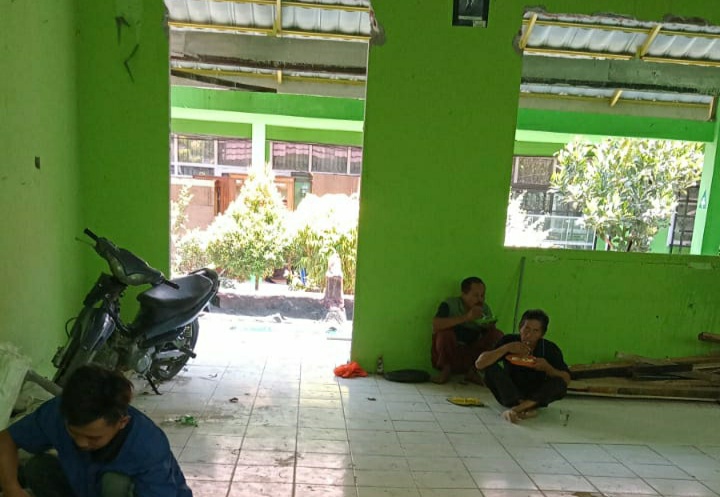 Sebulan Tak Digaji, Pekerja Renovasi SMAN Wayjepara Mogok Kerja