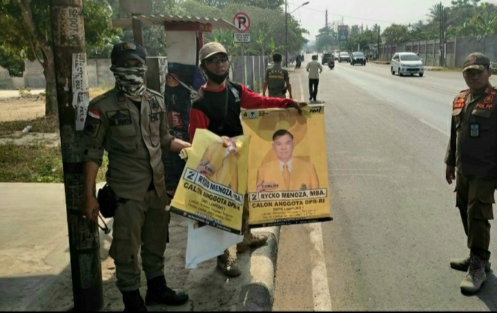Bawaslu dan Satpol PP Copot Atribut Kampanye Langgar Ketentuan