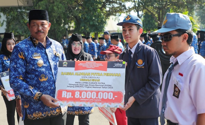 Peringati Kesaktian Pancasila, Nana Beri Apresiasi kepada Lima Siswa Berprestasi Asal Jateng