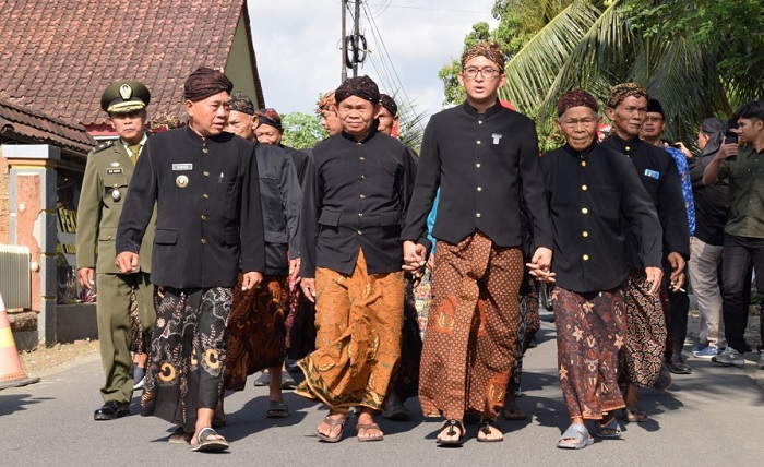 Pj Bupati Banyumas Terima Iket dari Tetua Adat Bonokeling, Ini Maknanya