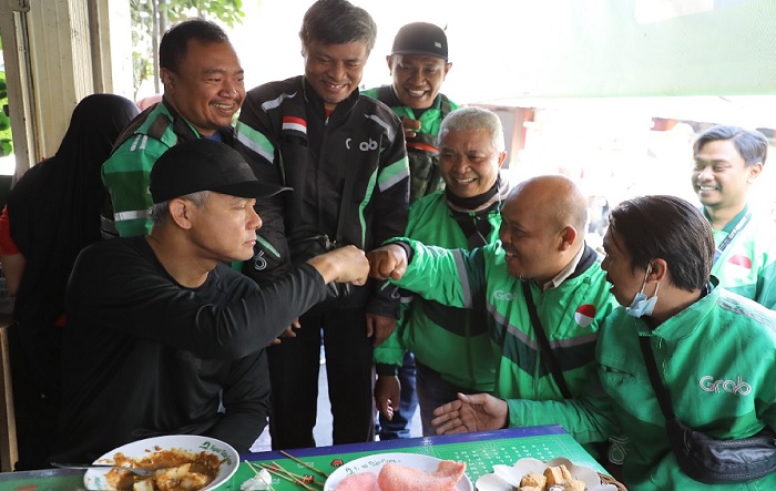 Nikmati Suasana Pagi di Bandung, Ganjar Sarapan Kupat Tahu Gempol Bareng Driver Ojol
