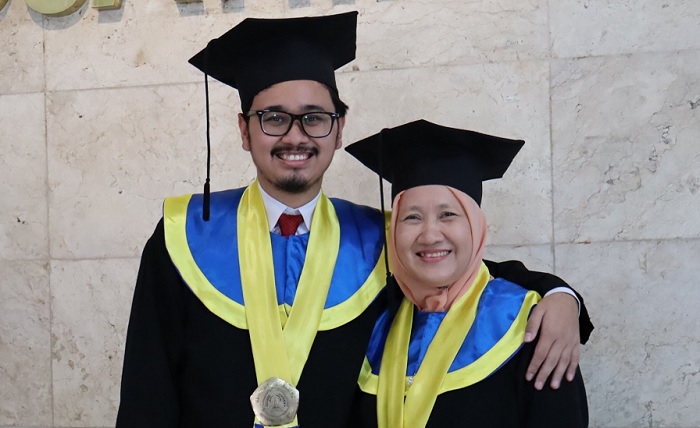 Ibu dan Anak Diwisuda di Magister Manajemen USM: Anakku, Mahasiswaku, dan Teman Kuliahku
